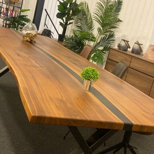 Plankebord Valnød med epoxy flod