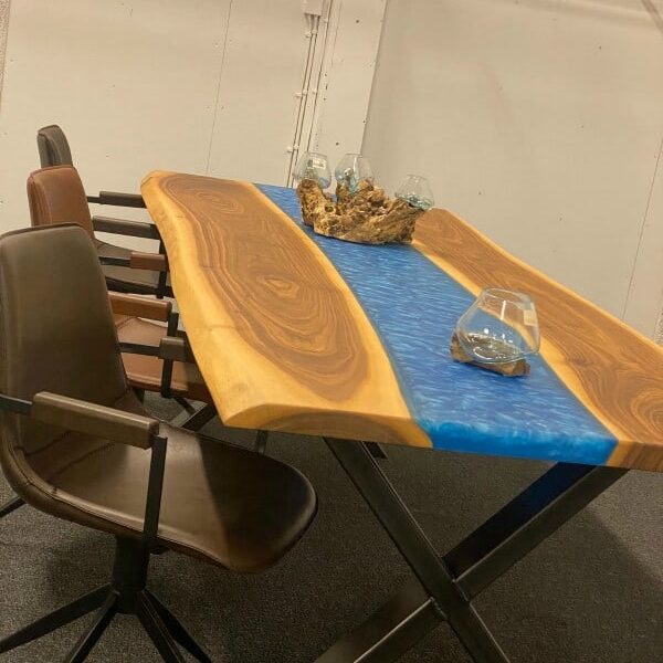 Plankebord Amerikansk Valnød med epoxy flod. 250x100